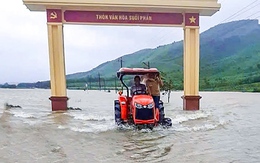 Lụt giữa mùa xuân: Nông dân khóc ròng, phụ huynh lái máy cày đến trường đón con