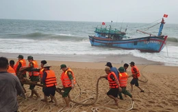 Cứu 11 ngư dân trên tàu cá gặp nạn trên biển