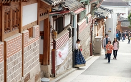 Làng cổ Bukchon ở Seoul hạn chế khách, tới ngoài giờ bị phạt tiền