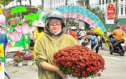 Người dân chất đầy xe hoa đem về trong ngày tháo dỡ Đường hoa xuân Cao Lãnh