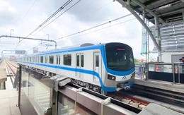 Cuộc thi ảnh Tuổi Xanh: Học sinh đi metro sáng tác ảnh