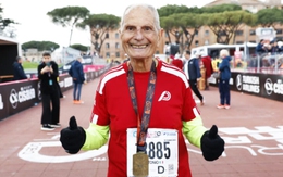 Cụ ông 92 tuổi Antonio Rao tươi cười chinh phục Rome Marathon