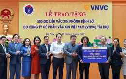 Hệ thống tiêm chủng VNVC tặng Bộ Y tế nửa triệu liều vắc xin sởi