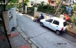 Người phụ nữ đi bộ bị ô tô tông, mắc lủng lẳng trên hàng rào