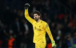 Alisson cứu thua 10 lần, Liverpool thắng PSG