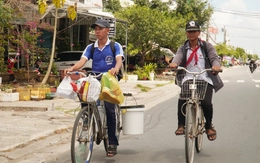 Xúc động hình ảnh cậu học trò Đất Mũi lượm ve chai trên đường đến trường