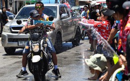 Giữa ám ảnh động đất, Tết té nước Songkran ở Thái Lan vẫn hút cả triệu du khách