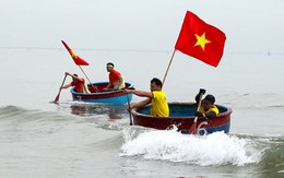 Sôi động giải đua thuyền mủng ở biển Cửa Lò