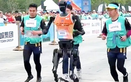 Lần đầu tiên robot chạy đua cùng con người ở Trung Quốc