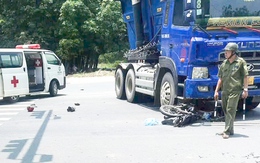 Đôi nam nữ đi xe máy nguy kịch sau khi bị xe đầu kéo húc văng