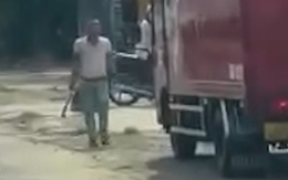Video chặn đầu xe tải, cầm rựa đe dọa tài xế: Công an vào cuộc, mời 2 người làm việc