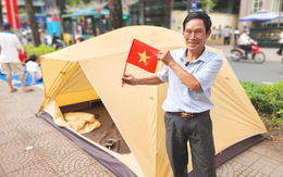 Dòng người đổ về trung tâm TP.HCM đợi xem diễu binh, diễu hành ngày 30-4