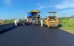 Công nhân thi công xuyên lễ nâng cấp mặt đường cao tốc Lộ Tẻ - Rạch Sỏi