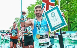 VĐV Paralympic phá kỷ lục marathon bằng nạng