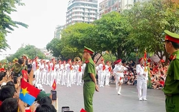Bà con đồng thanh hát 'Như có Bác trong ngày đại thắng' khi xem diễu binh