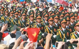 Rầm rập bước chân, âm vang hào khí diễu binh, diễu hành trên đường phố TP.HCM