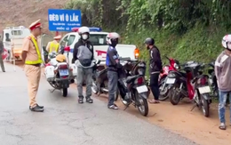 Công an xử phạt 10 người chạy xe máy đi 'săn mây' trên đèo Vi Ô Lắc hơn 100 triệu đồng