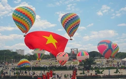 Khinh khí cầu mang cờ Tổ quốc bay trên bầu trời Ninh Thuận
