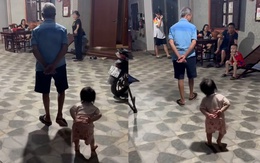 Cả nhà phì cười với cháu gái bắt chước dáng đi của ông