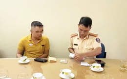 Mở cửa xe buýt đập vào người đi xe máy, mở thêm lần nữa đe dọa, cuối cùng... nhận phạt