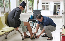 Những đôi giày độc bản ở làng phong Quy Hòa
