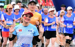 Công nhân xỏ giày đi chơi thể thao, lan tỏa năng lượng tích cực