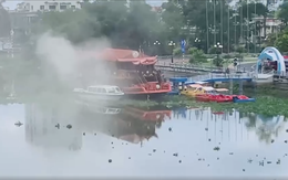 Du thuyền trên Vàm Cỏ Tây ở Long An bốc khói, neo đậu gần nửa năm chưa thấy hoạt động