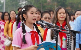 Đại biểu Cháu ngoan Bác Hồ báo công với Chủ tịch Hồ Chí Minh