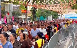 Đông nghẹt người xếp hàng vào chiêm bái xá lợi Phật tại chùa Quán Sứ