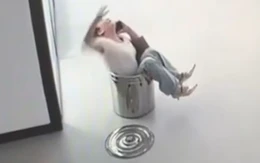 Cô gái té vào xô nhưng nhất quyết không buông điện thoại