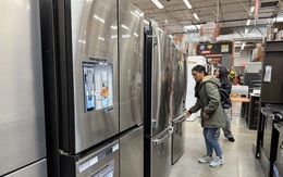 Nhiều người Mỹ vội vàng mua hàng đắt tiền trước giờ tăng thuế