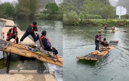 Hai du khách trải nghiệm ngồi bè ngắm sông nhưng lạ lắm