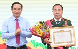 Chủ tịch UBND TP.HCM Nguyễn Văn Được trao Huy hiệu Đảng tại quận 1