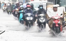 Video mưa dông ở các huyện phía Bắc, đang hướng về trung tâm TP.HCM
