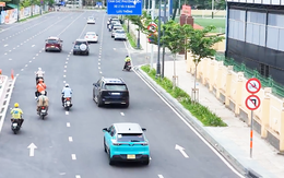 Video hàng loạt xe máy chạy lố vào đường cấm, đoạn trước nhà ga T3 sân bay Tân Sơn Nhất
