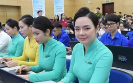 Cán bộ xã vùng cao thi tiếng Anh cùng tiếp viên hàng không