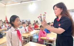 Những đứa trẻ 'lên đỉnh Mã Pí Lèng'