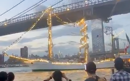 Video tàu hải quân Mexico chở 200 người đâm vào cầu biểu tượng của New York