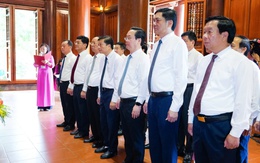 Lãnh đạo tỉnh Nghệ An dâng hoa, dâng hương tưởng niệm Chủ tịch Hồ Chí Minh