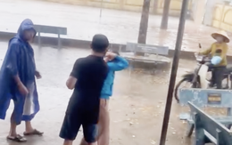 Xử lý nghiêm phụ huynh đánh, túm tóc cô giáo, bắt đứng giữa mưa