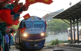 Tin tức sáng 3-5: Đà Nẵng rực rỡ cờ hoa đón chào đoàn tàu chở các chiến sĩ diễu binh trở về
