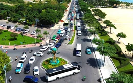 Nhiều tuyến đường ở Nha Trang đông nghẹt xe, du khách ùn ùn đổ về bến tàu du lịch