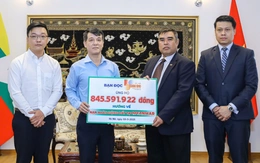 Đại diện sứ quán Myanmar cảm kích nhận 845 triệu đồng bạn đọc Tuổi Trẻ ủng hộ sau động đất