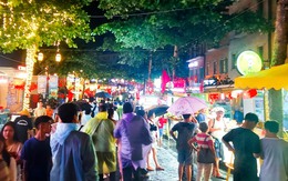 Du khách che dù, mặc áo mưa đi chơi lễ 30-4 ở Phú Quốc