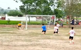 Thủ môn bỏ khung thành trống, đối thủ vẫn không ghi được bàn