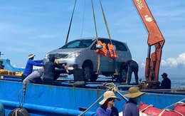 Dân Lý Sơn thuê tàu chở ô tô vượt biển vào đất liền đăng kiểm
