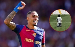 Raphinha quỳ gối đi hết sân khi Barca vô địch La Liga
