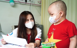 Chương trình 'Tiếp sức hoa mặt trời' tặng quà theo ước nguyện cho bệnh nhi ung thư