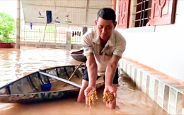 Trận lũ lúc nửa đêm khiến người dân không kịp trở tay, cả thôn bị cô lập