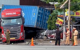 Tai nạn ở Bình Dương: Xe ben văng cabin, xe đầu kéo rơi thùng container vào cửa hàng ô tô